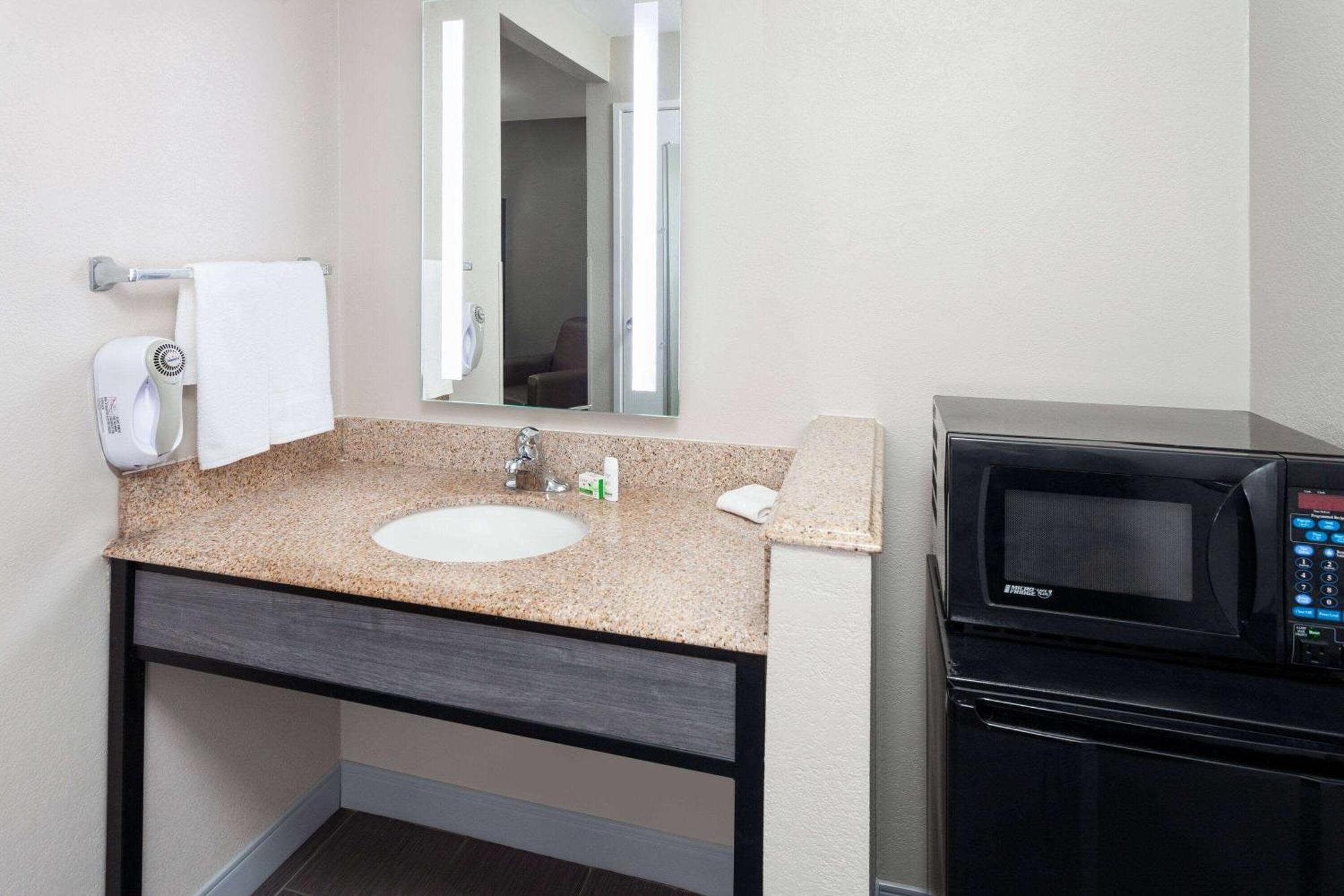 La Quinta Inn By Wyndham Cleveland אינדפנדנס מראה חיצוני תמונה