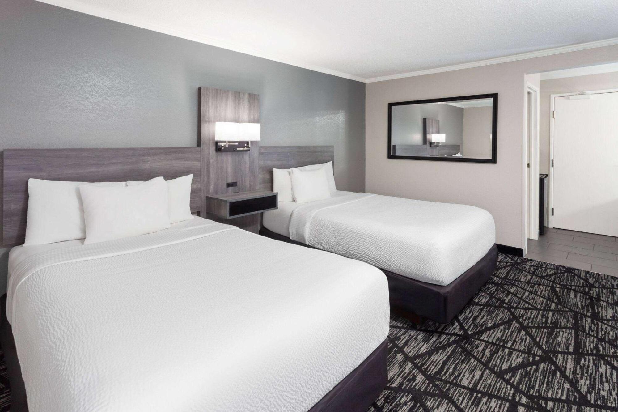 La Quinta Inn By Wyndham Cleveland אינדפנדנס מראה חיצוני תמונה